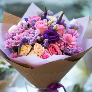 זר ורודים סגולים ורודים