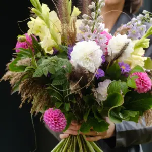 זר פרחי עונה צבעוני